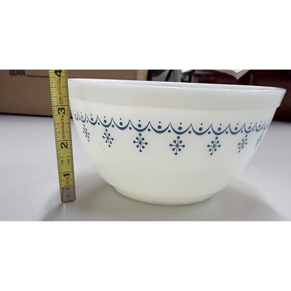 Vintage Pyrex Colonial Mist 402 Mixing Bowl 1.5 Qt Blue White Milk Glass USA